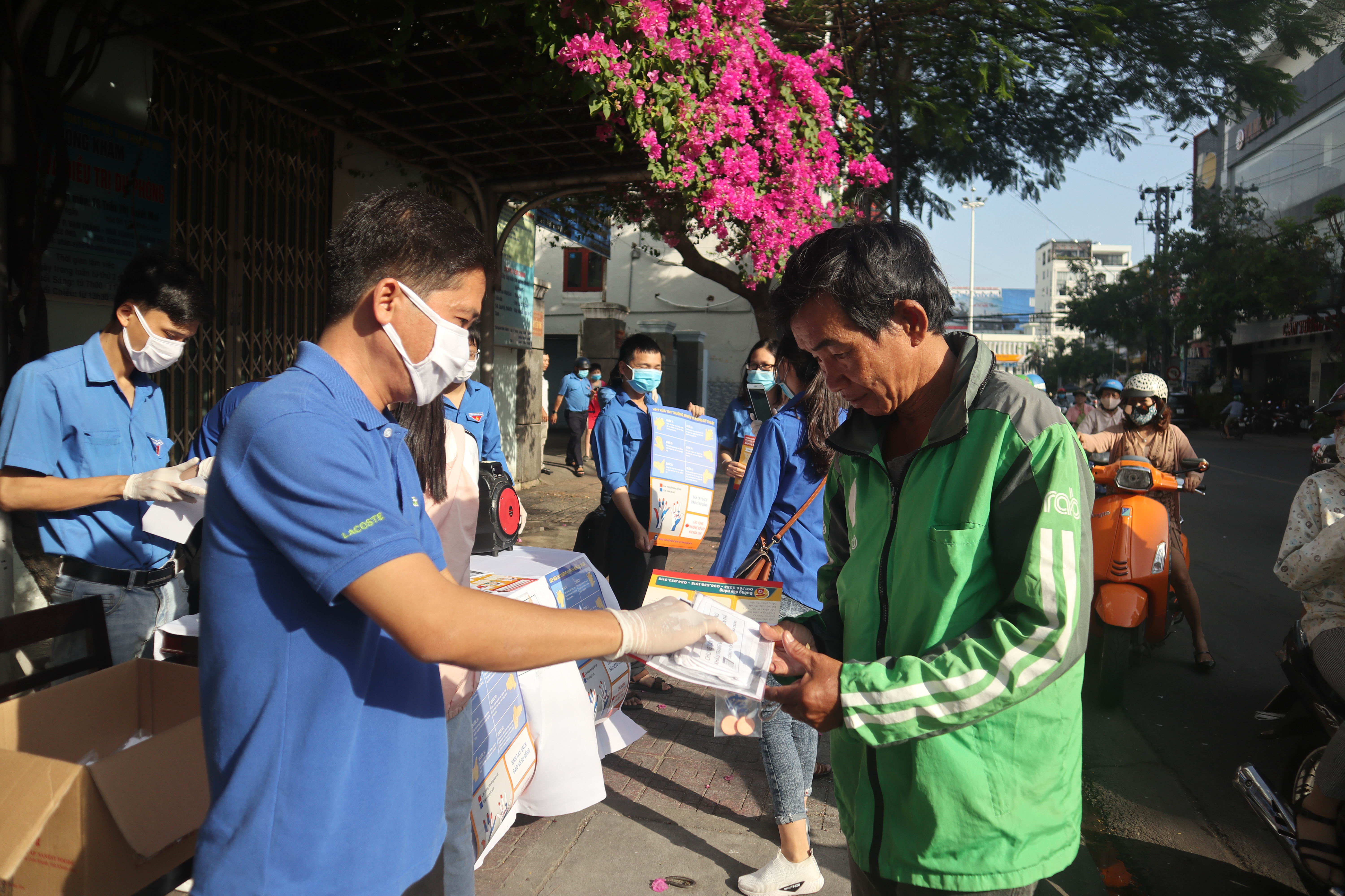 Chi đoàn Trung tâm Kiểm soát bệnh tật tỉnh Khánh Hoà ra quân “Ngày chủ nhật xanh”